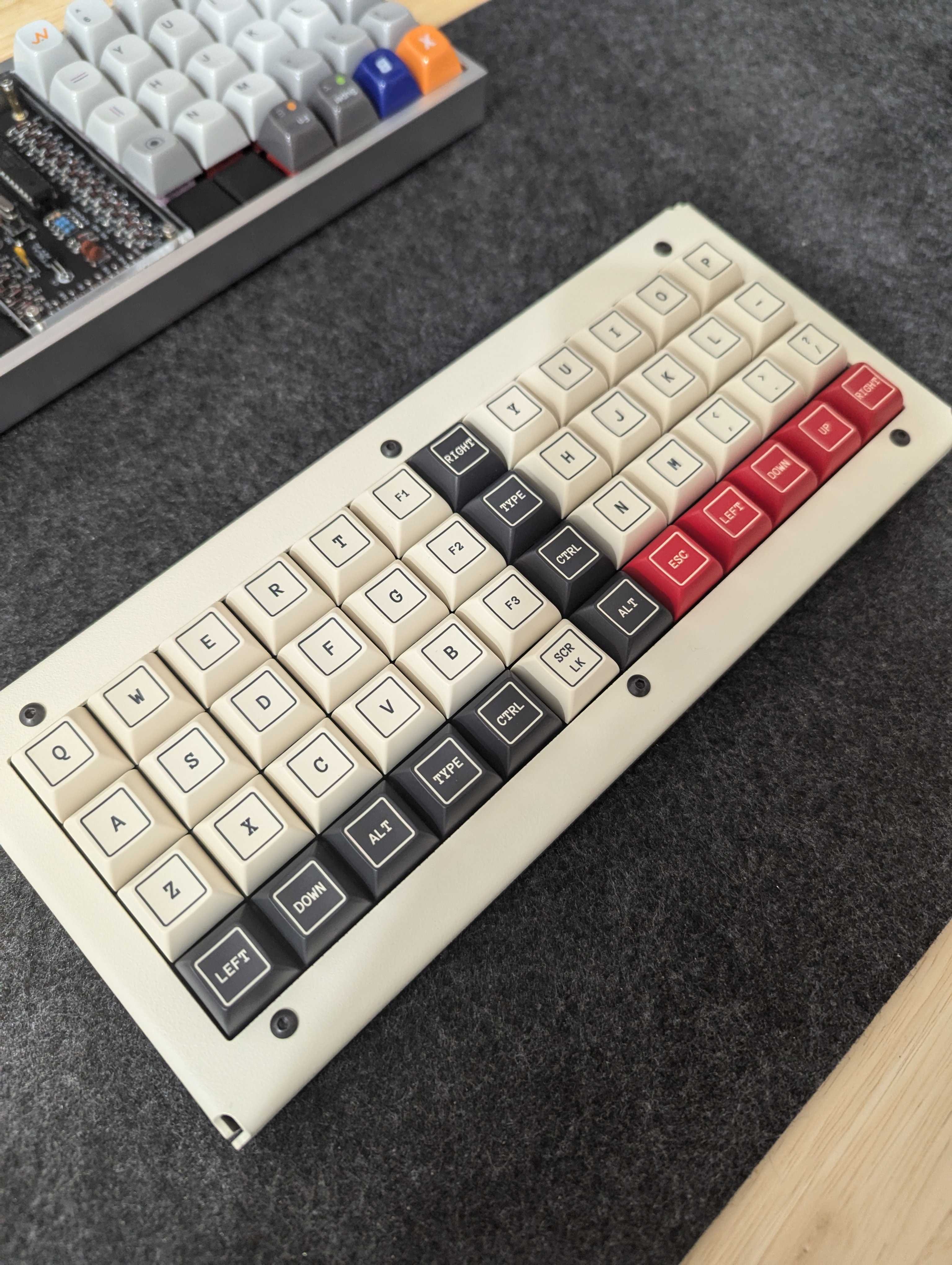 デスクに置いた40%キーボード。コンパクトなサイズ感がわかる