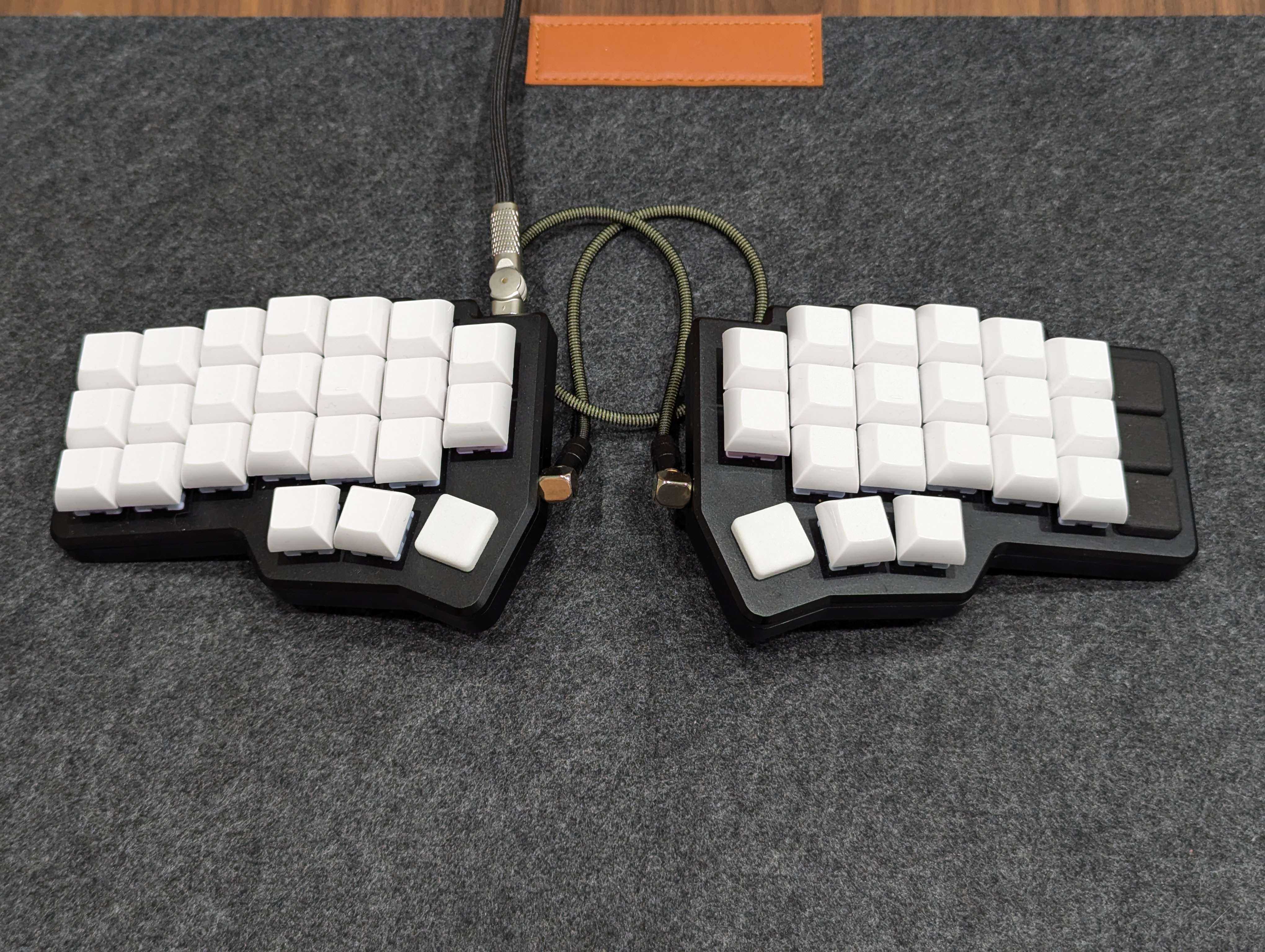 Corne v4 アルミケース。数字行がないコンパクトなスプリットキーボード