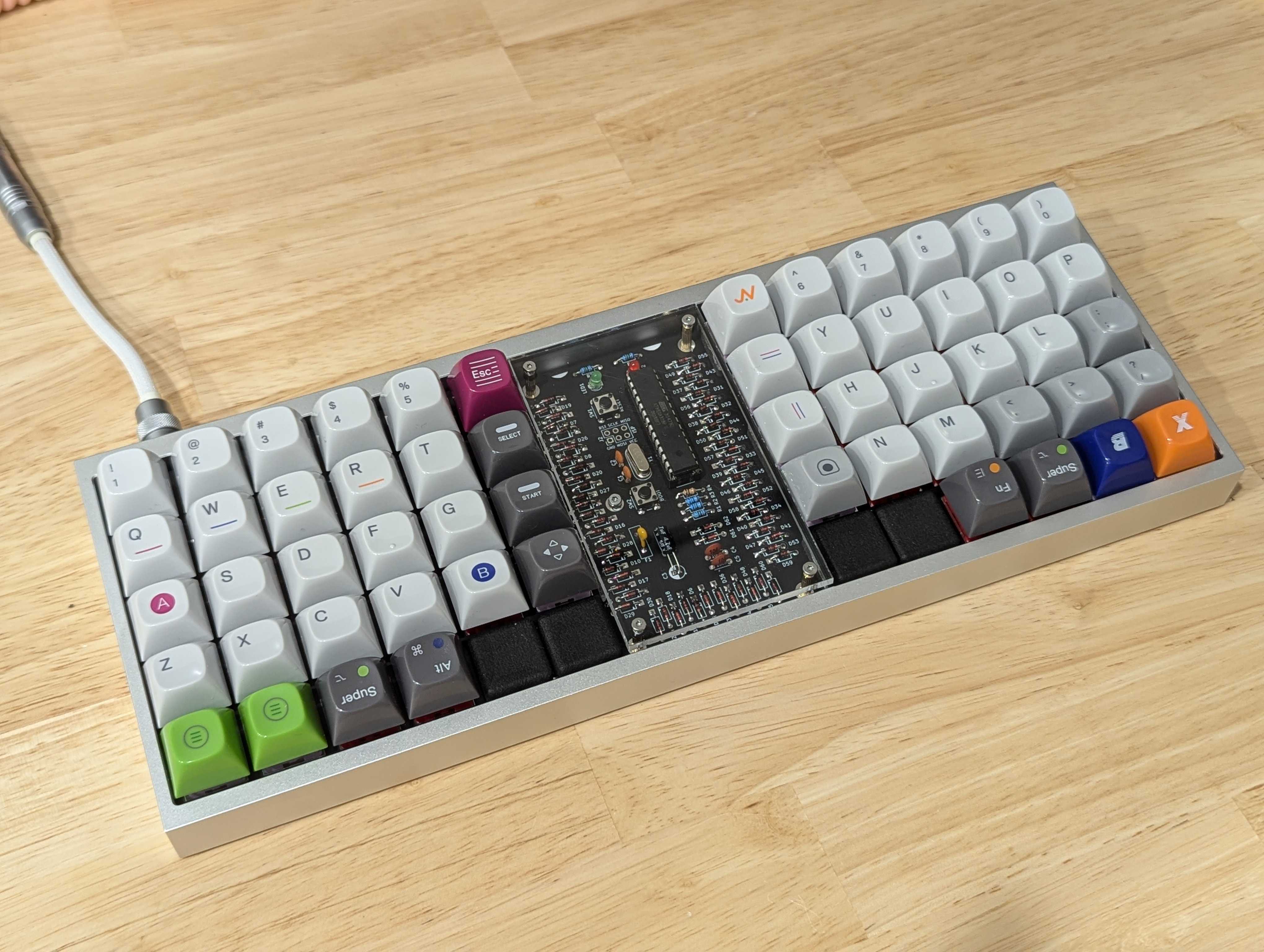 Lumberjack 48キー。数字行があるスタンダードな40%キーボード