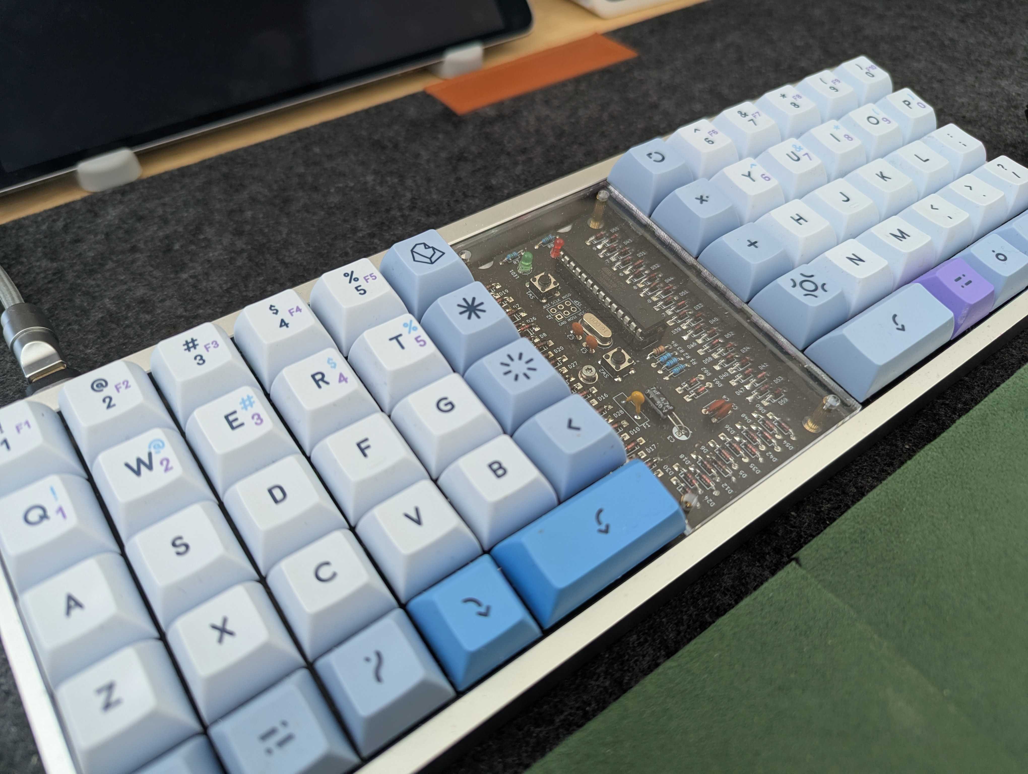 筆者が使用している40%キーボード Lumberjack。中央に透明な基板が見えるスプリットレイアウト